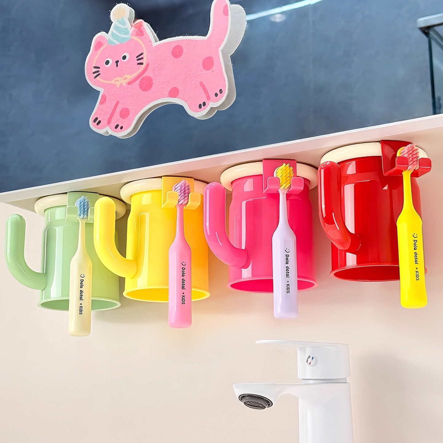 磁吸洗漱杯套装浴室镜柜下免打孔牙刷置物架倒扣沥水刷牙杯漱口杯