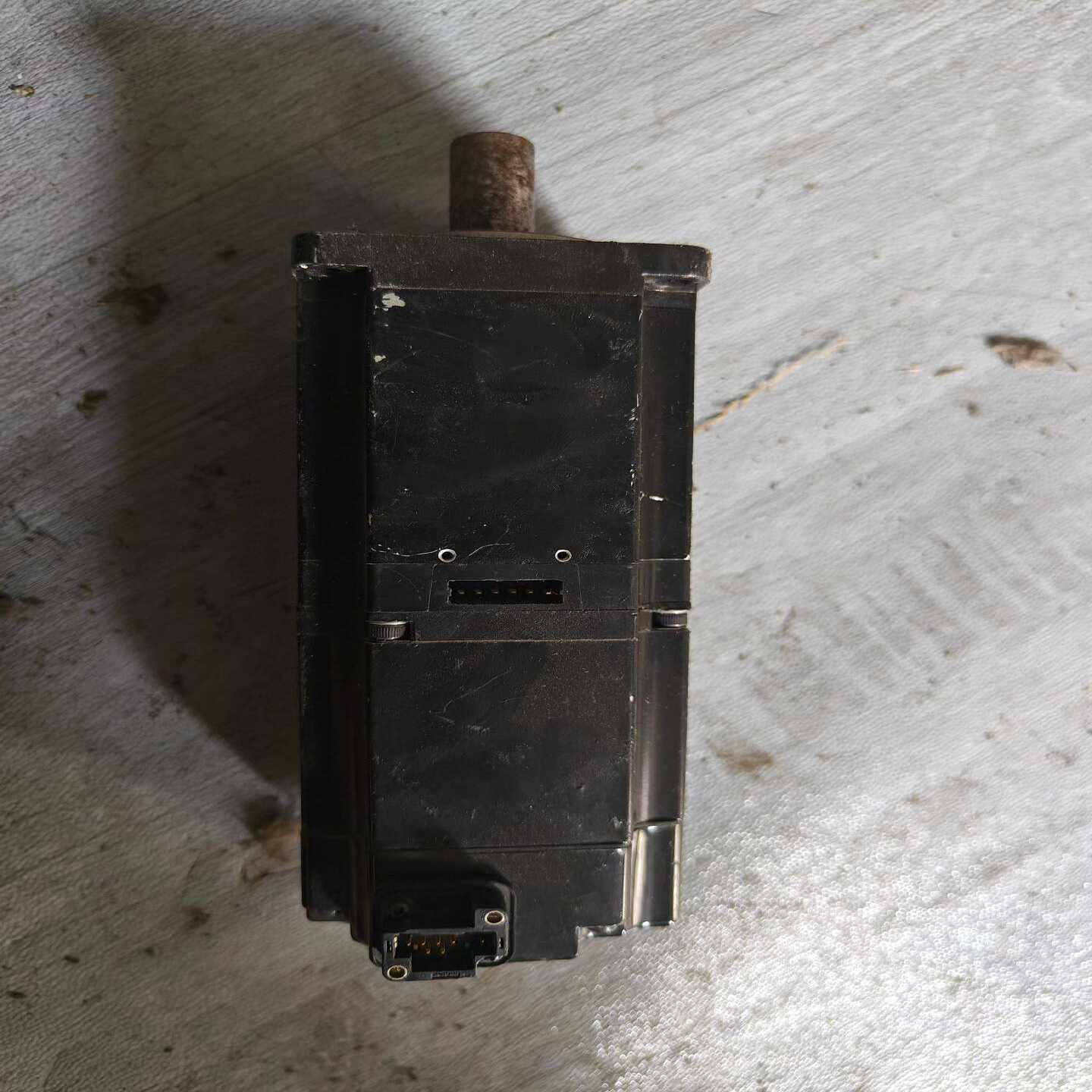 伺服电机SGMJV-04AAA2C质量保证现货实物拍