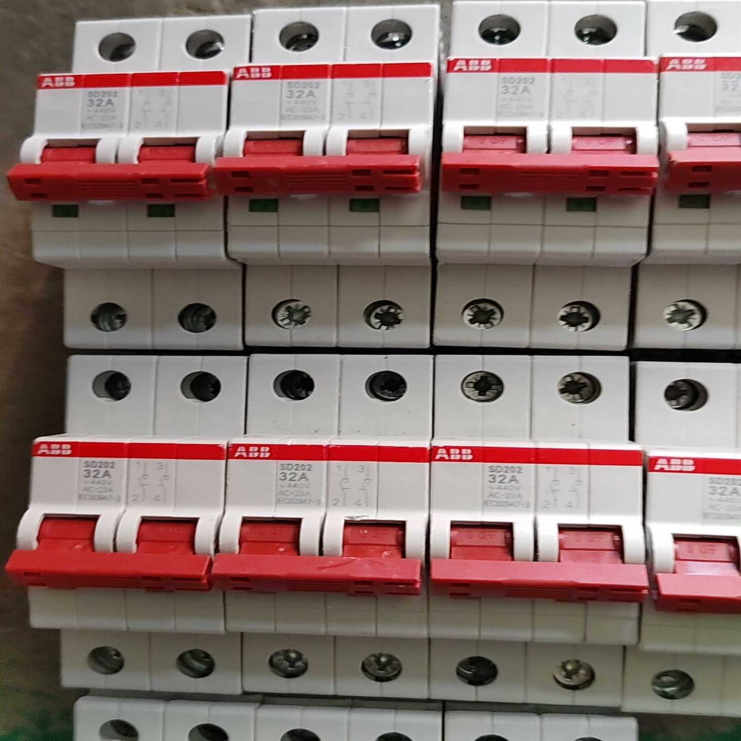 议价ABB断路器，SD202，32A，2P，有还有7个，库存未用