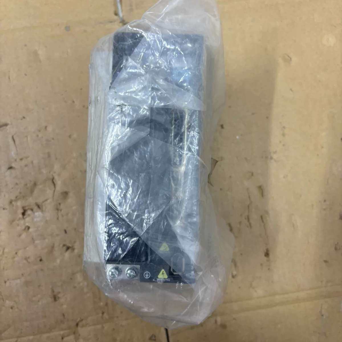 全新未使用伺服驱动器ASD-B2-0721-B，750W