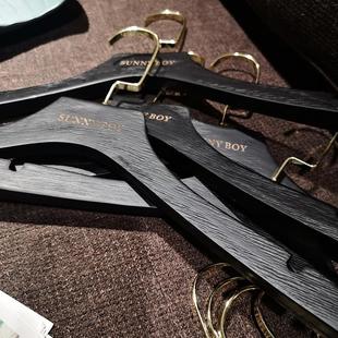 店LOGO定制家用高档好看衣帽间轻奢高级 拉丝黑色实木衣架男女服装