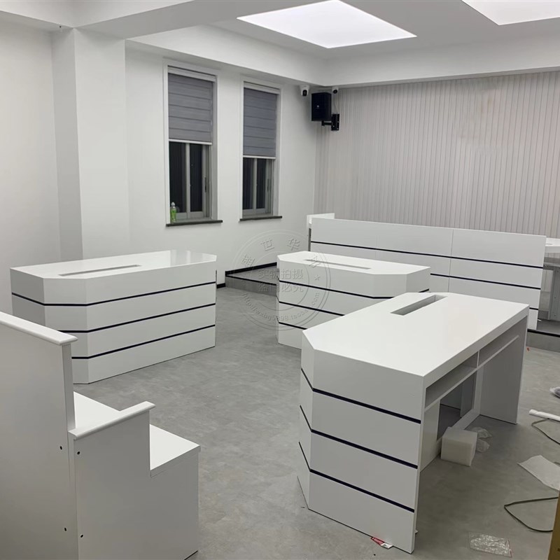 白色烤漆少年法庭桌椅智慧家事法庭桌无纸化法官桌自动法院办公桌