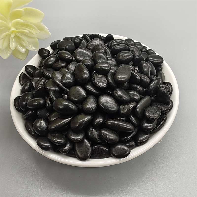 黑色鹅卵石矿物子小黑石头庭院铺路园林造景鱼缸铁胆石厂家