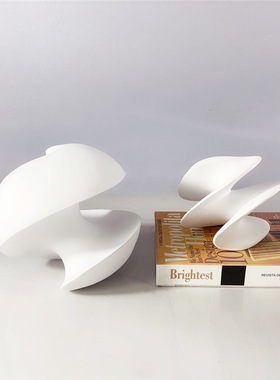 现代异形扭转抽象样板间儿童房物动物小猪软装