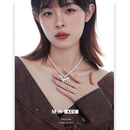 原创设计感木马吊坠珍珠项链女轻奢时尚通勤百搭高级感颈链锁骨链