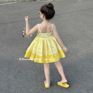 韩国童装2024夏季新款柠檬黄吊带连衣裙女童度假风收褶大摆背心裙