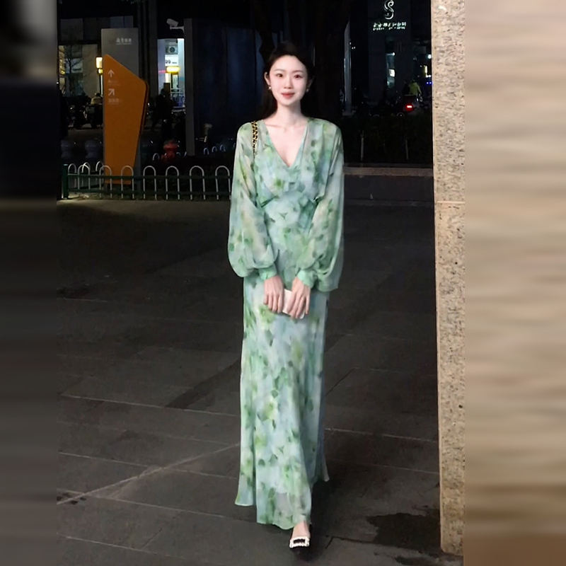 法式长袖绿色碎花连衣裙子女春夏季2025新款收腰雪纺鱼尾包臀长裙