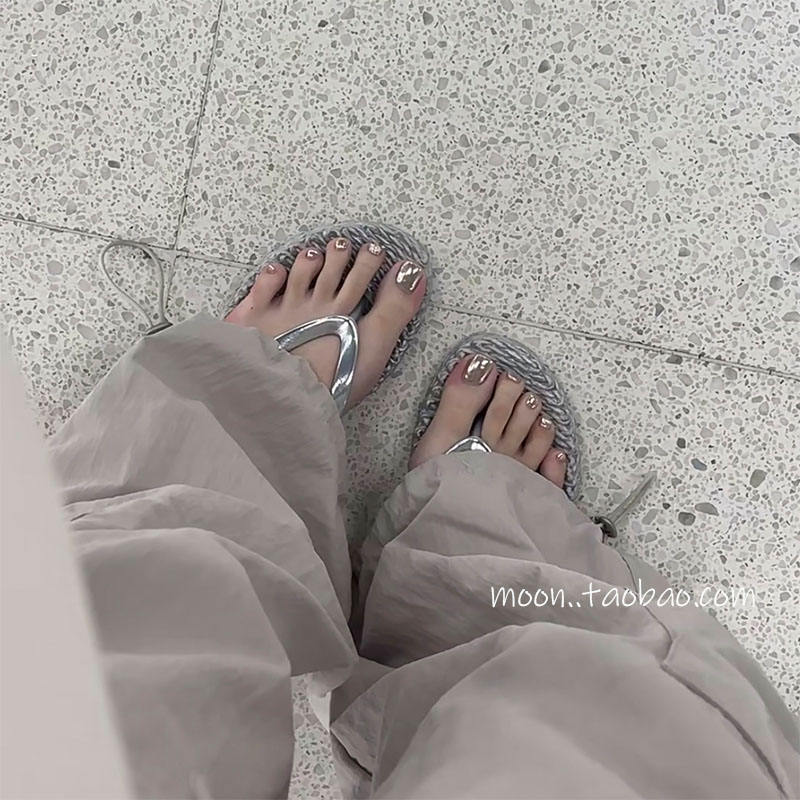 法式高级银色人字拖亮面版夏季女外穿平底防滑度假外边沙滩凉拖鞋