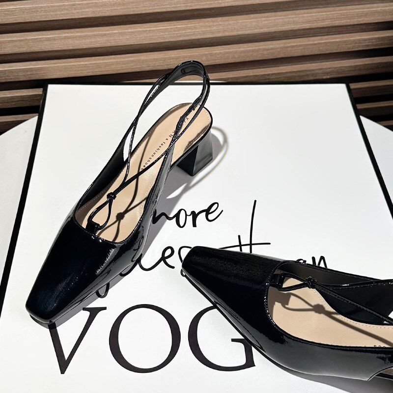 漆皮包头一字带后空凉鞋女粗跟夏季20F25年新款低跟方头黑色高跟