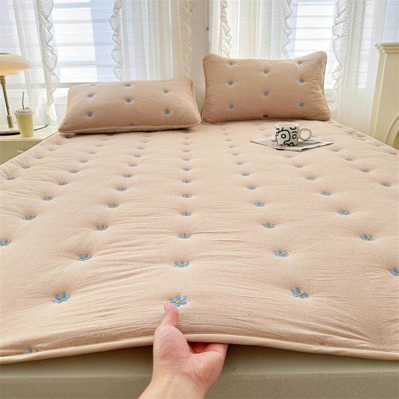 刺绣大豆抗菌床垫软垫家用卧室薄款褥子垫被单人宿舍被褥铺底防滑