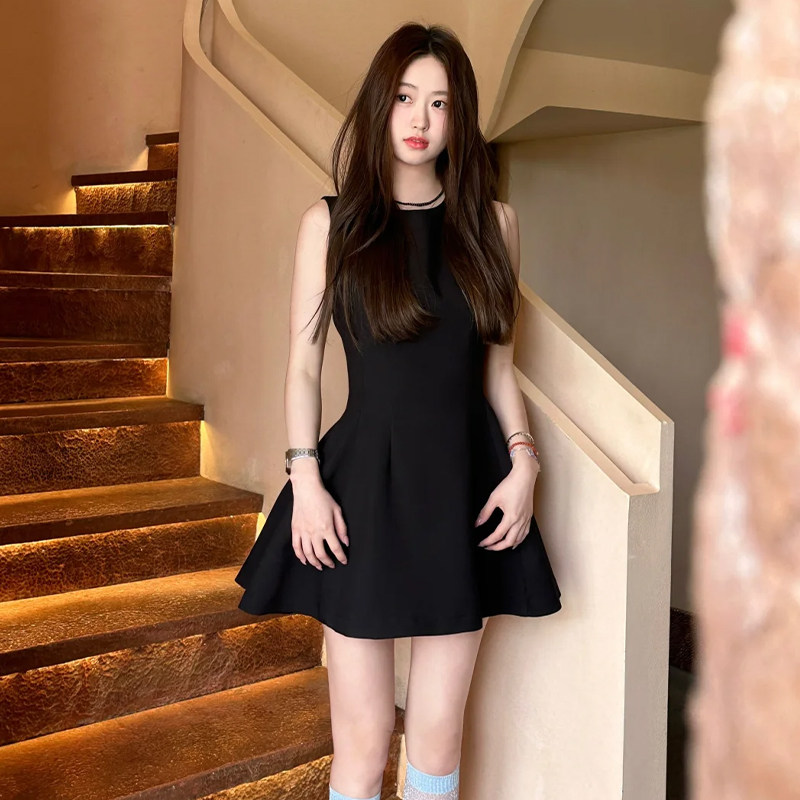 法式赫本风黑色无袖背心连衣裙女2026新款夏季收腰显瘦小黑裙短裙