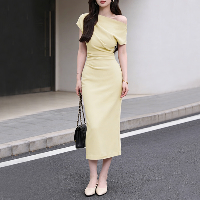 黄色斜肩一字肩连衣裙女2026夏款法式气质露肩显瘦包臀裙礼服长裙