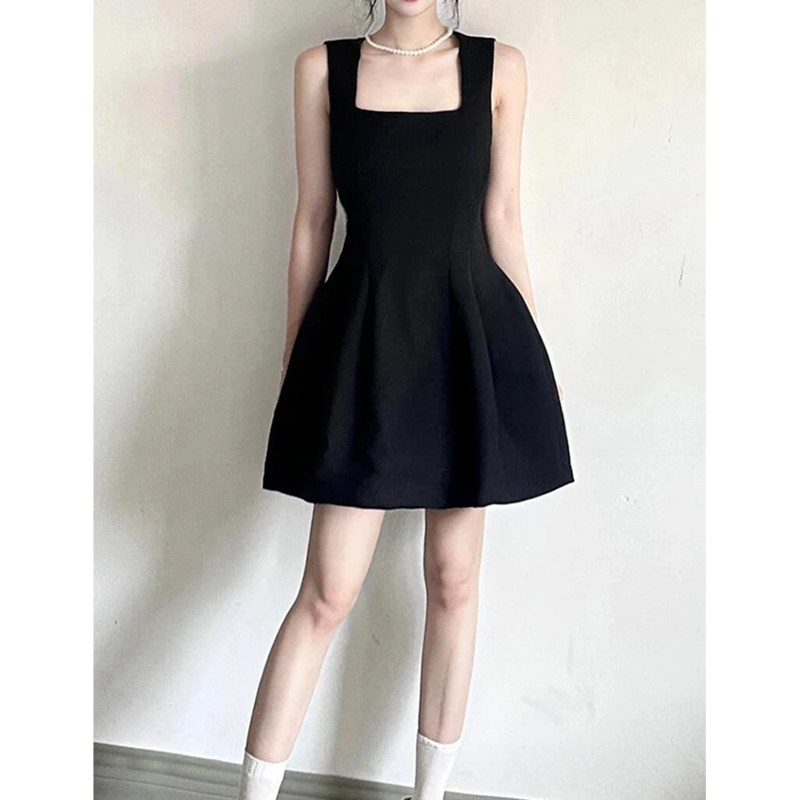 黑色方领无袖连衣裙女2026夏款收腰显瘦小个子高级感背心收腰短裙