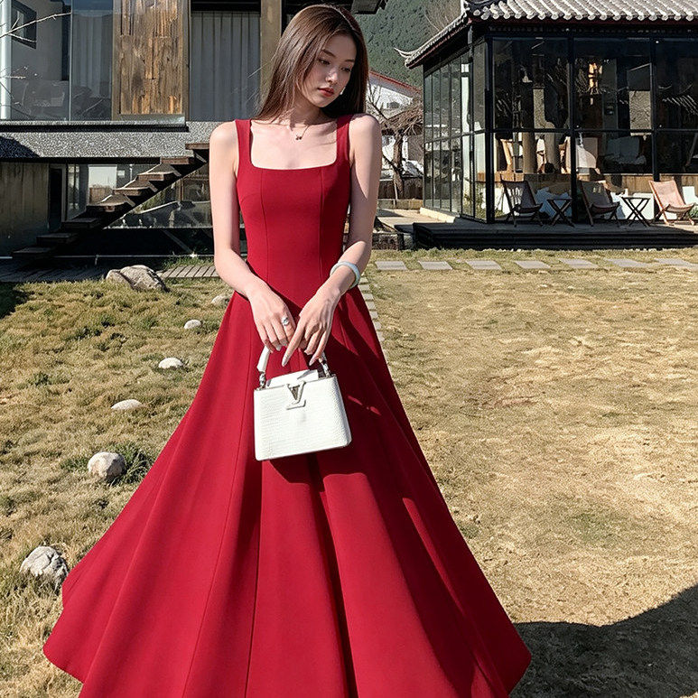法式红色吊带连衣裙女2026夏季新款小个子高级感收腰显瘦礼服长裙