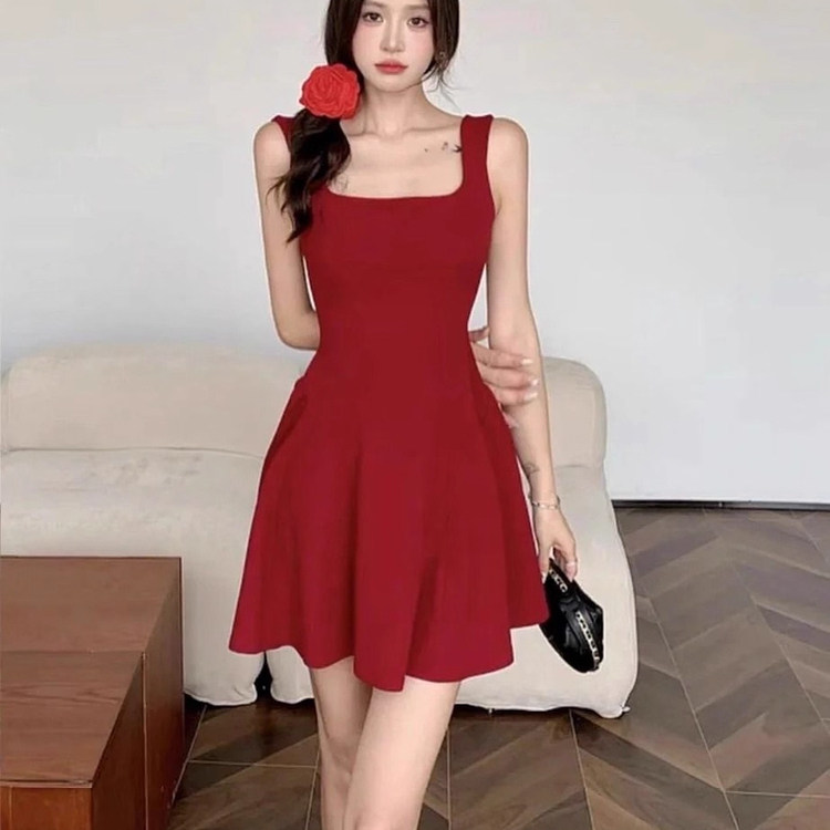 法式红色方领吊带连衣裙2026夏季新款女生御姐风性感穿搭收腰短裙