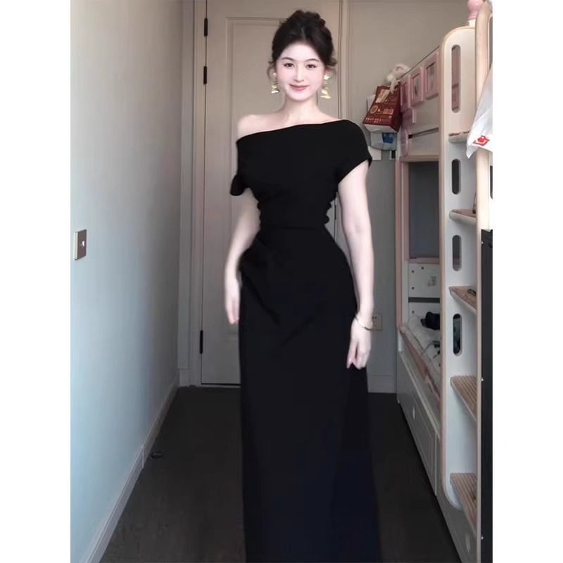 黑色法式纯欲漏肩一字肩短袖连衣裙收腰性感气质礼服女夏季包臀裙