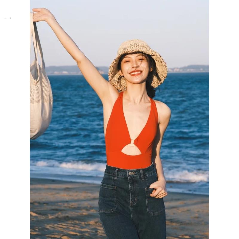 泳衣女款泡温泉复古港风性感红色三角连体比基尼海边沙滩度假泳装