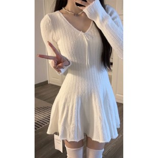 白色V领针织连衣裙女秋冬季修身内搭毛衣裙高腰百褶裙辣妹短裙子