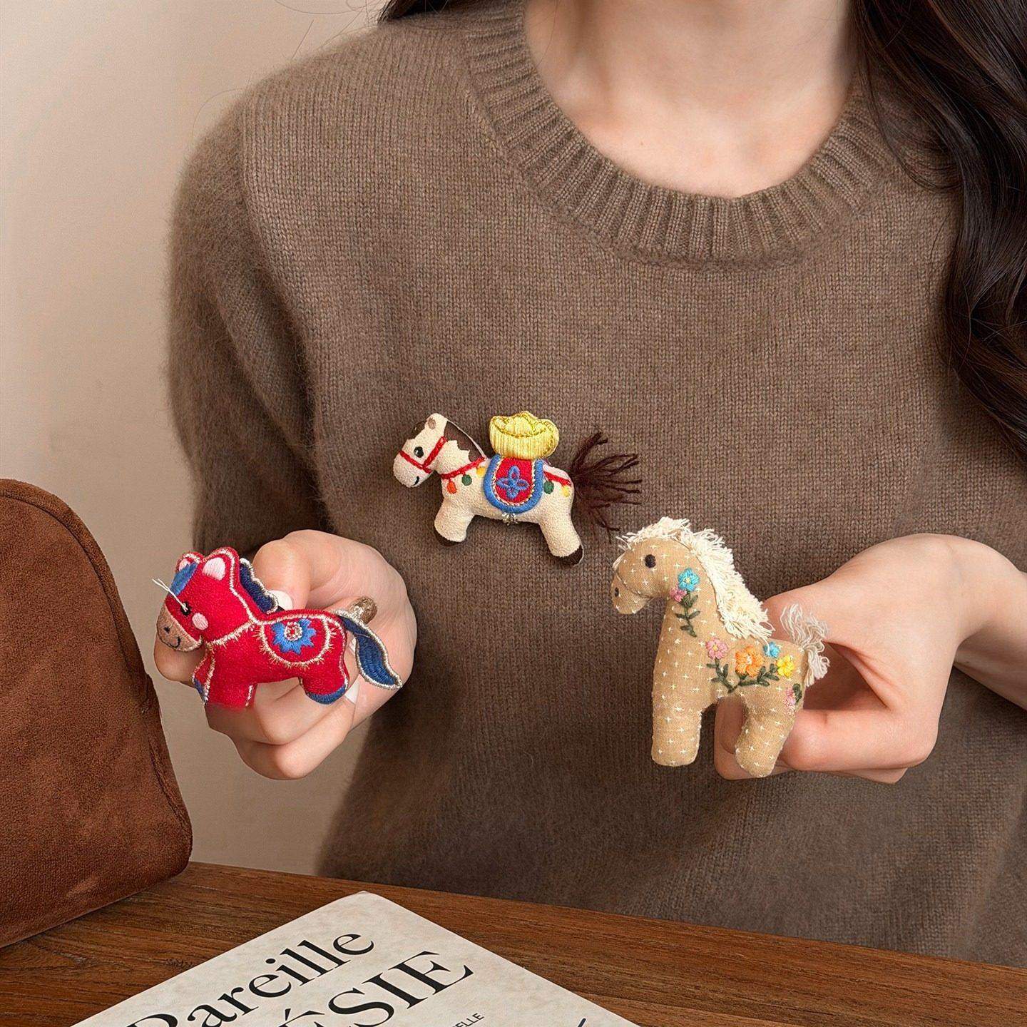 马年限定~本命年布艺小马胸针女独特设计配毛衣装饰别针胸花配饰,饰品/流行首饰/时尚饰品新,胸针,淘宝优惠券,粉丝福利购,淘宝优惠卷