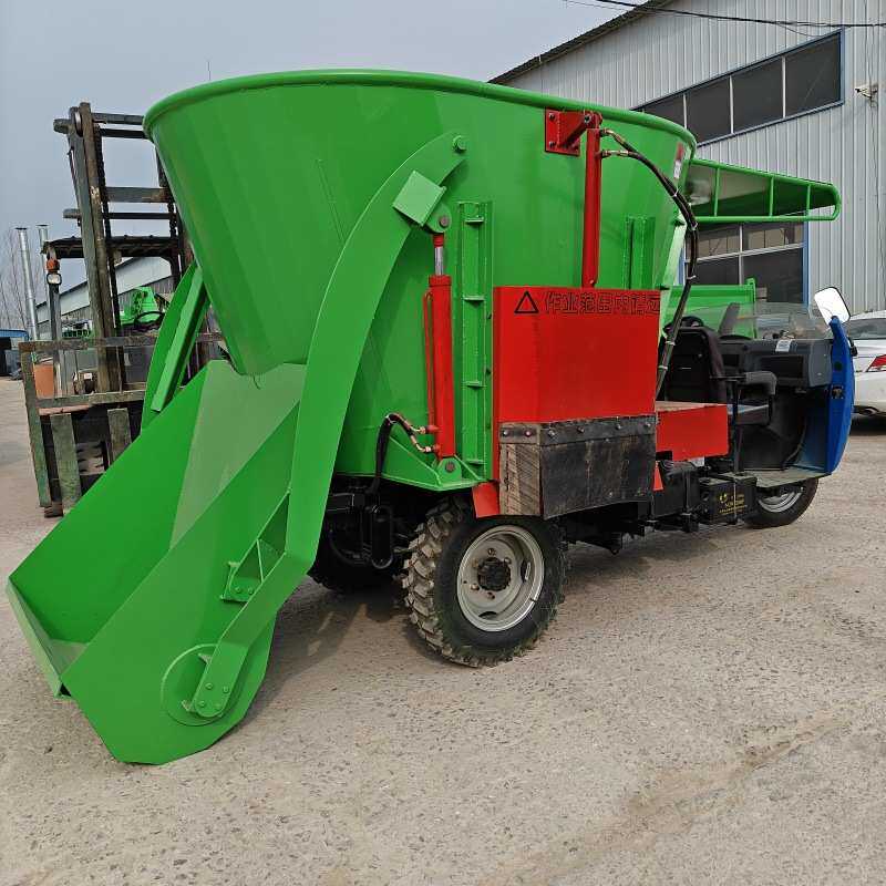 牛场3方牧场撒料车刮板出料秸秆喂草机小型电动养殖投料机