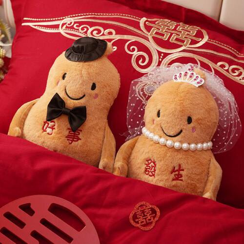 新婚礼物压床娃娃一对结婚新款婚房布置好事花生毛绒公仔婚礼装饰