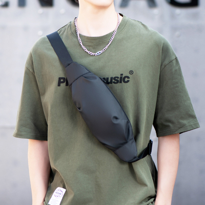 斜挎包男2025新款单肩胸包男士小型运动休闲腰包轻便简约斜肩背包