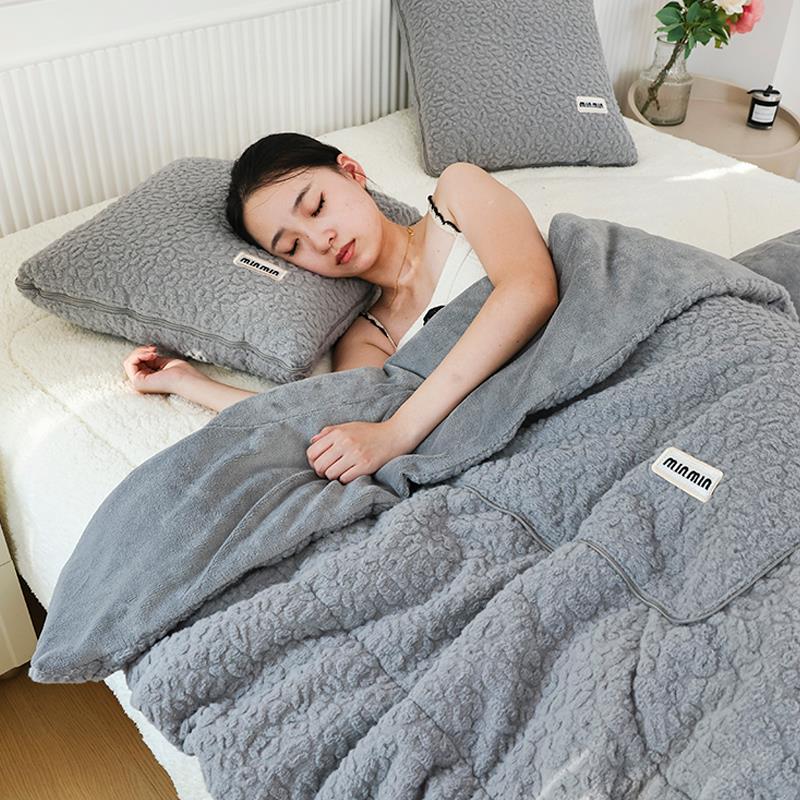 冬季加厚毛绒抱枕被子两用汽车载办公室午睡枕头毯二合一折叠靠垫