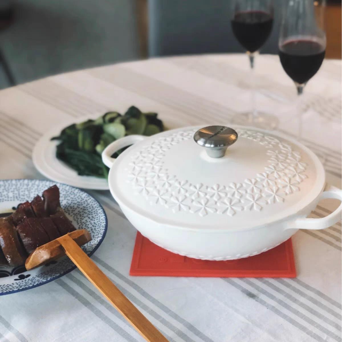 外贸浮雕蕾丝系列22-24厘米珐琅铸铁炒锅妈咪锅砂锅炖汤电磁炉