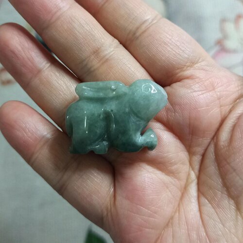 天然翡翠飘花吊坠生肖兔雕刻