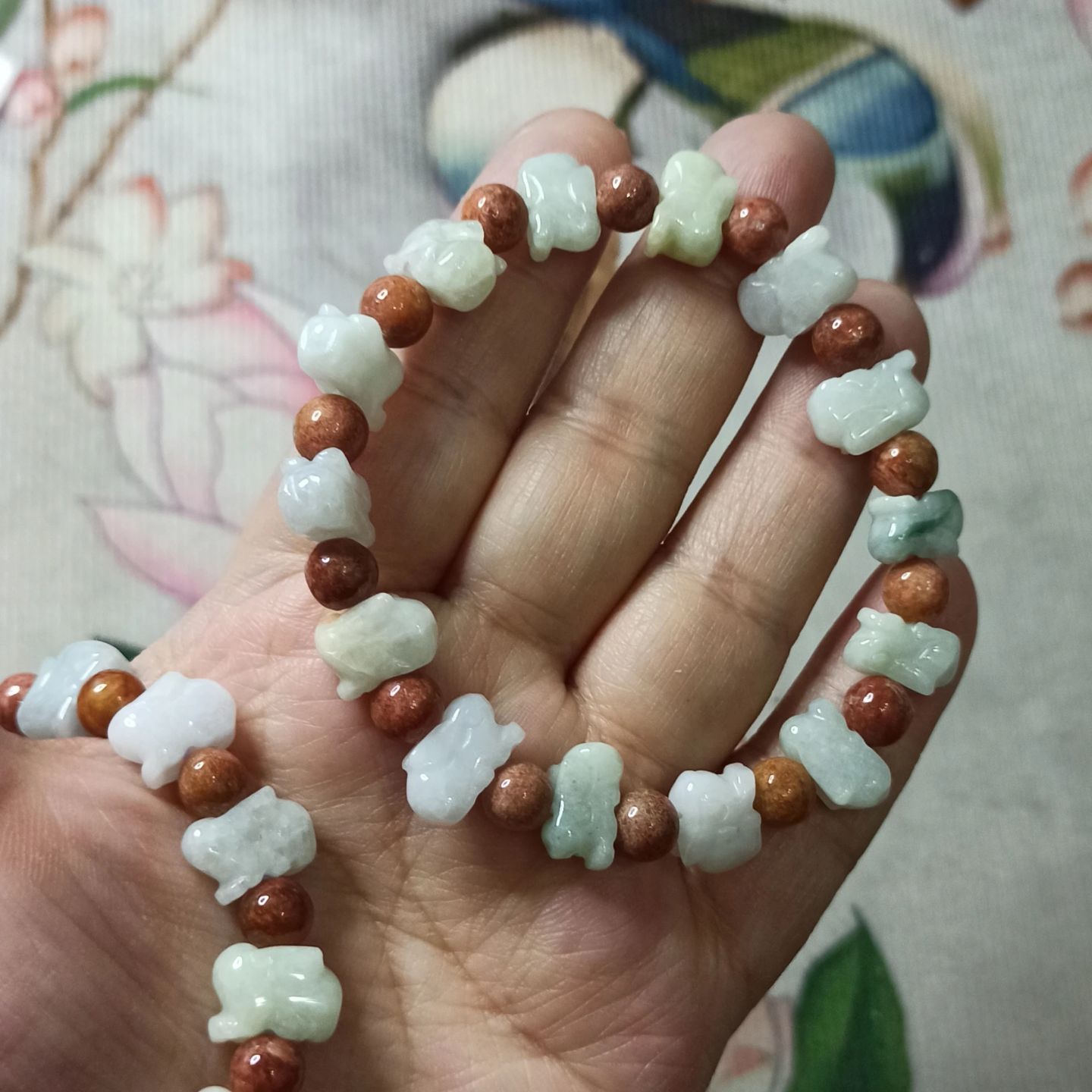 缅甸天然翡翠手串雕刻小兔串