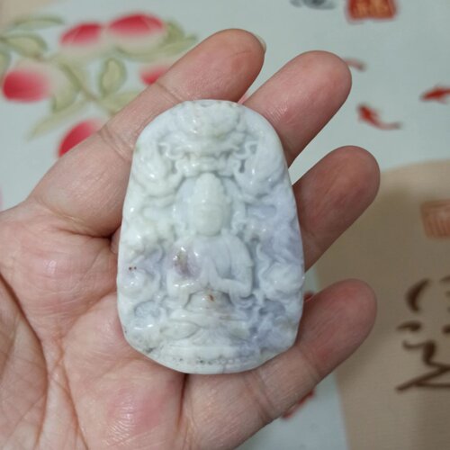 天然翡翠吊坠淡绿飘花特色
