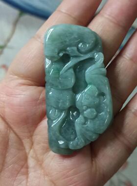 377缅甸天然翡翠吊坠雕刻件手把件飘花蝙蝠如意福瓜福寿卡56X27mm