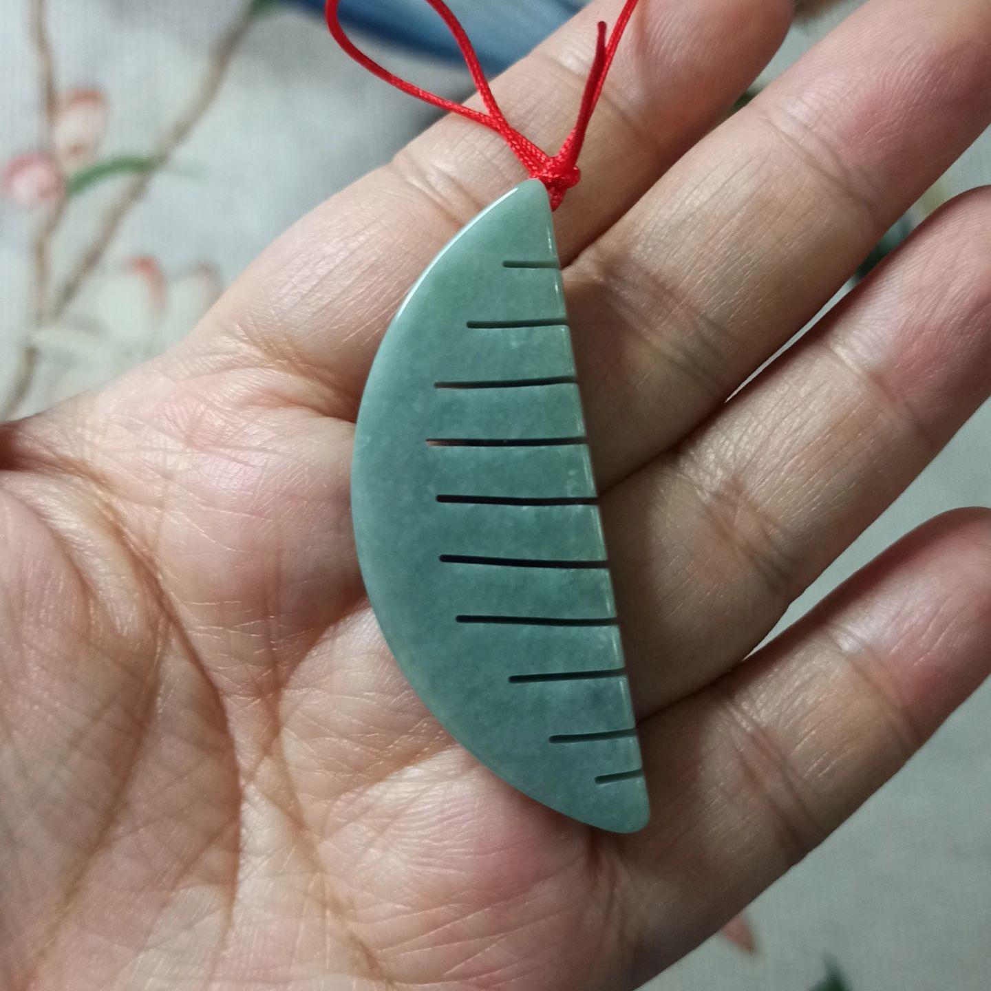天然翡翠吊坠梳子一梳百顺
