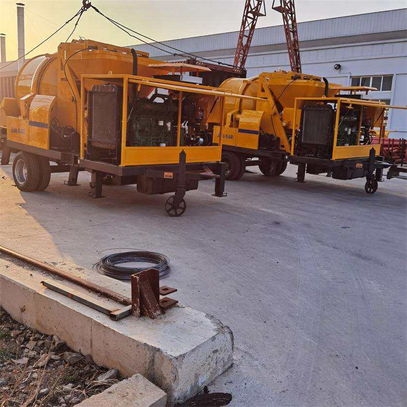 农村建房子修路面混凝土搅拌机带输送泵搅拌拖泵一体机搅拌泵车