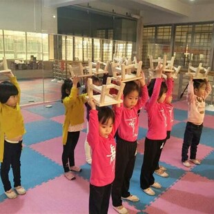 妞妞看戏板凳上的山歌小板凳子舞蹈踩雨弄堂记忆赵钱孙李演出道具