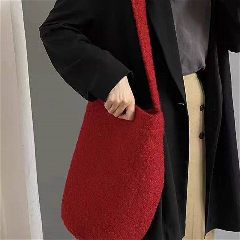 自制复古毛绒大容量红色水桶包包女百搭单肩包秋冬小众休闲斜挎,箱包皮具/热销女包/男包,水桶包,淘宝优惠券,粉丝福利购,淘宝优惠卷