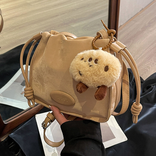 小众包包女2023新n款 高级感流行单肩包美拉德通勤斜挎水桶 秋冬季