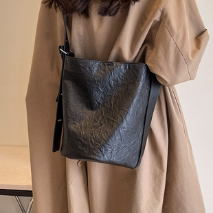包包女2023新款 褶皱大容量水桶包小众简约V通勤百搭单肩 秋冬时尚