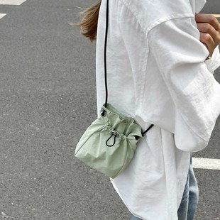夏天轻便斜挎小包包女生2s024新款 百搭单肩包流行水桶包手机 时尚