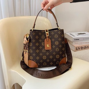 轻奢包包女斜挎包2025新款 手提水桶包复古老花单肩 气z质百搭时尚