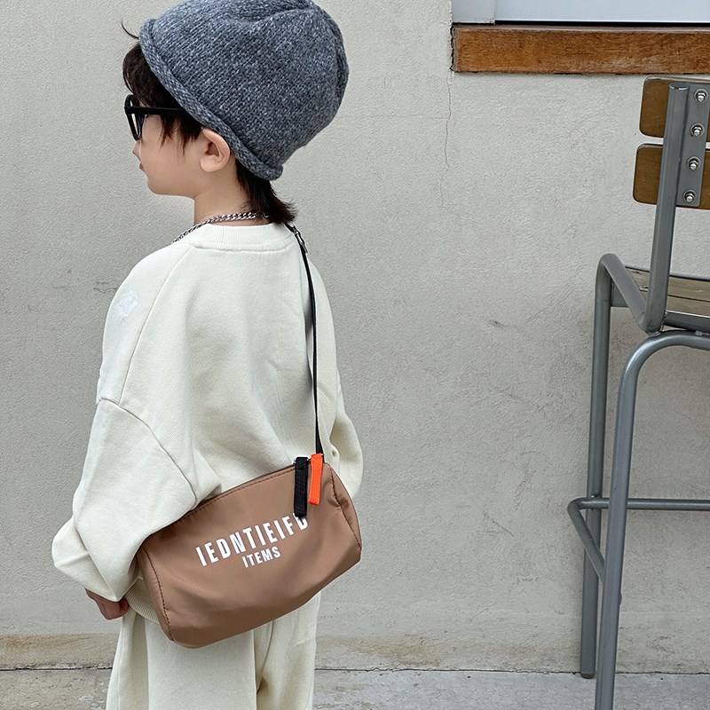 韩版儿童斜跨水桶包男童r潮酷休闲字母单肩出游背包男孩帅气小包3