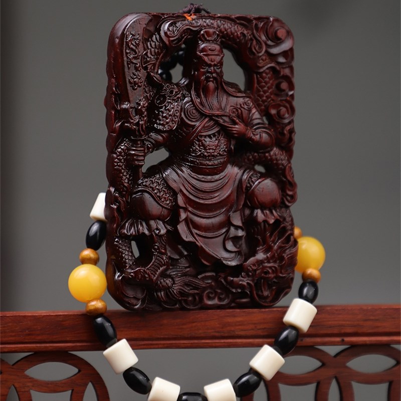 小叶紫檀木雕关公手把件绿檀雕刻汽车车内后视镜保平安立体挂件