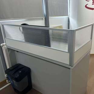 桌面屏风办公桌屏风防掉落挡板玻璃围挡隔断工位电脑桌侧面分隔板