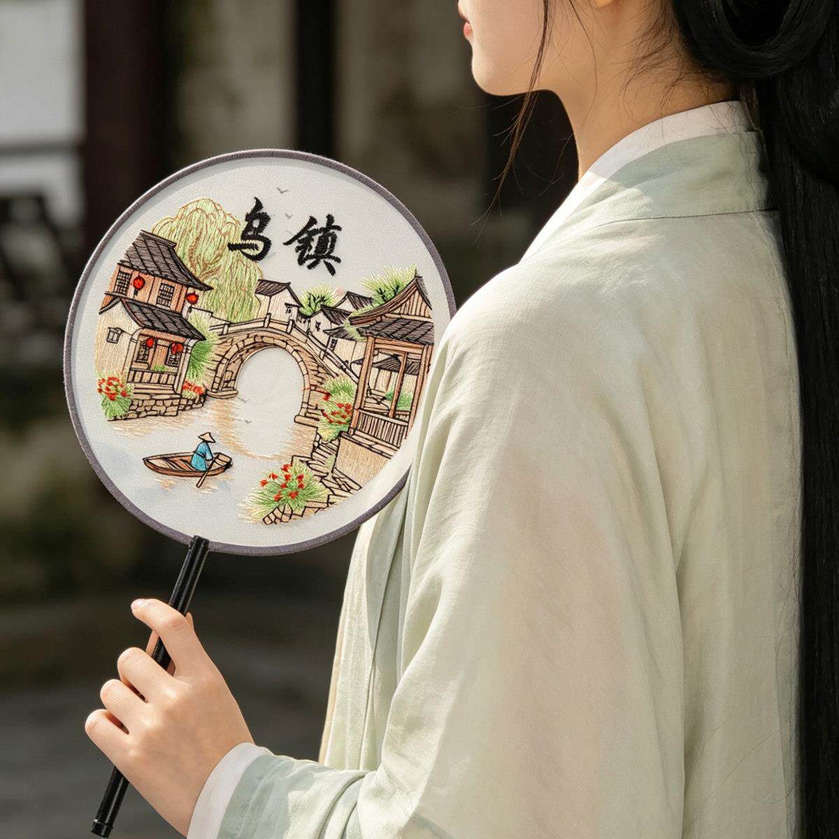 绣花团扇乌镇旅游纪念工艺扇流苏汉服舞蹈拍照专用江南水乡扇子
