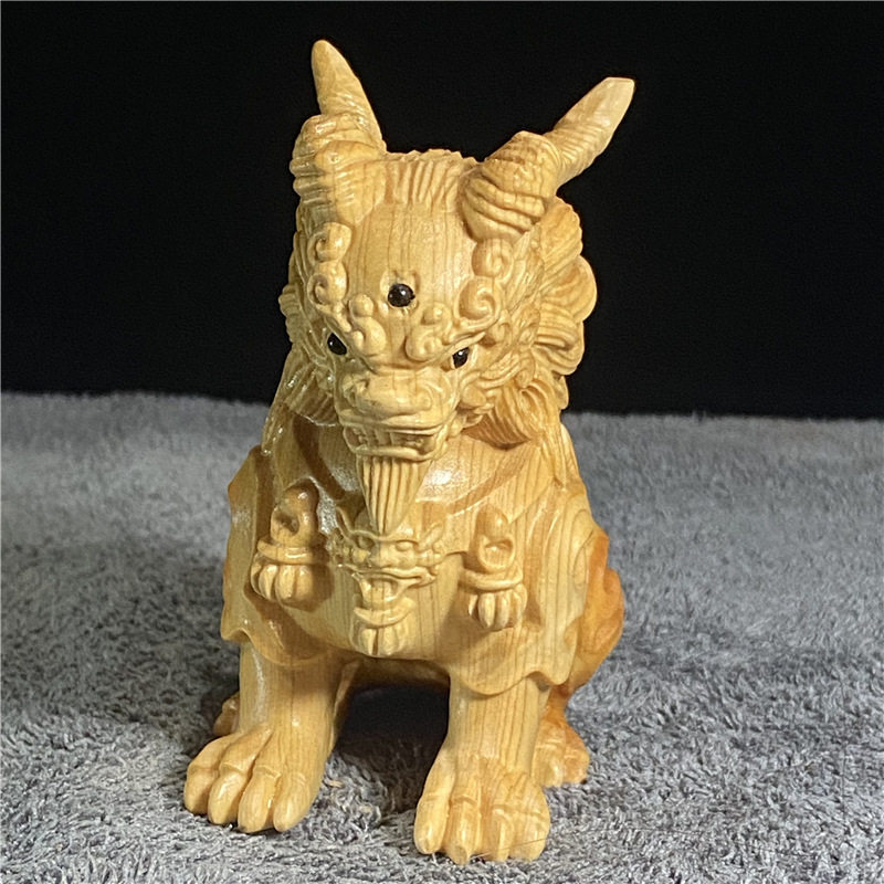 崖柏麒麟招财木雕手把件