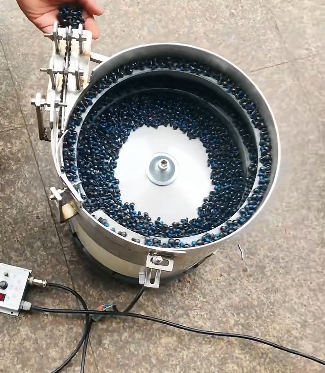 供应螺丝振动盘上料机 全自动不锈钢小型螺丝振动盘自动送料机