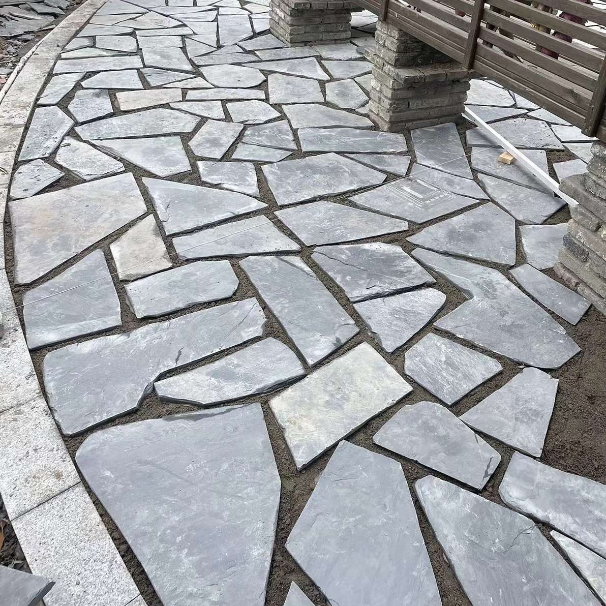 青石板不规则碎拼片石庭院地砖室外广场地板铺路石天然游步道石板