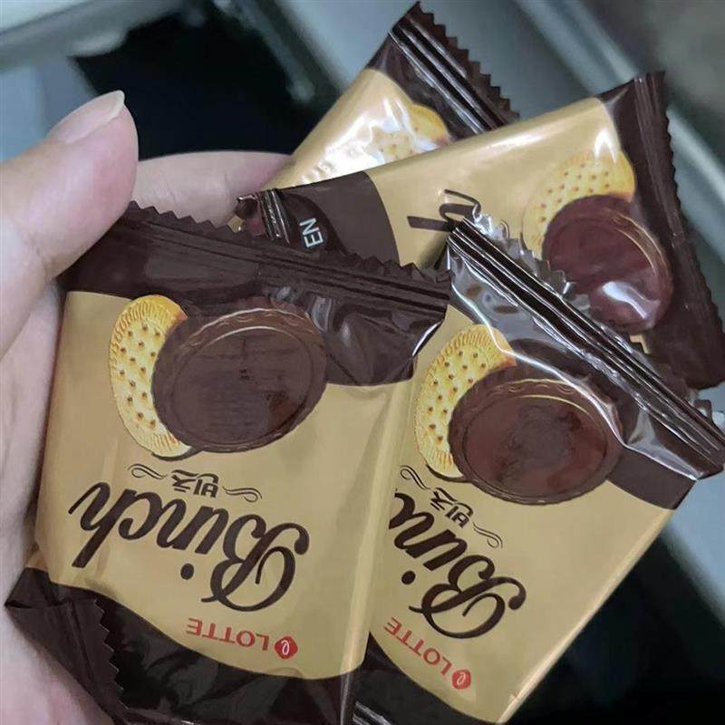 新货韩国进口乐天宾驰巧克力夹心饼干102g办公室儿童零食小吃休闲