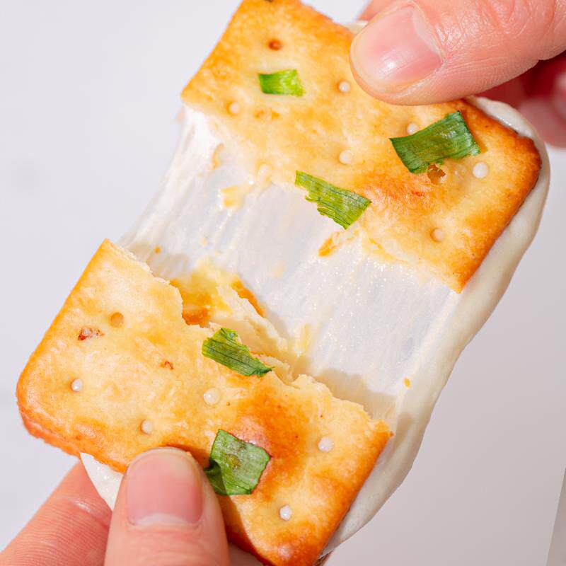传统香葱牛轧糖夹心饼干台
