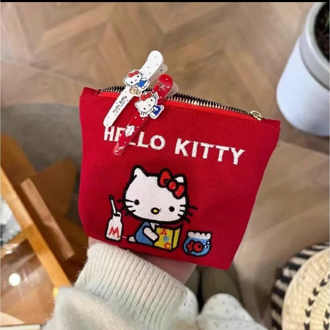少女可爱刺绣红色Hellokitty凯蒂猫日系化妆袋零钱包收纳包随身包